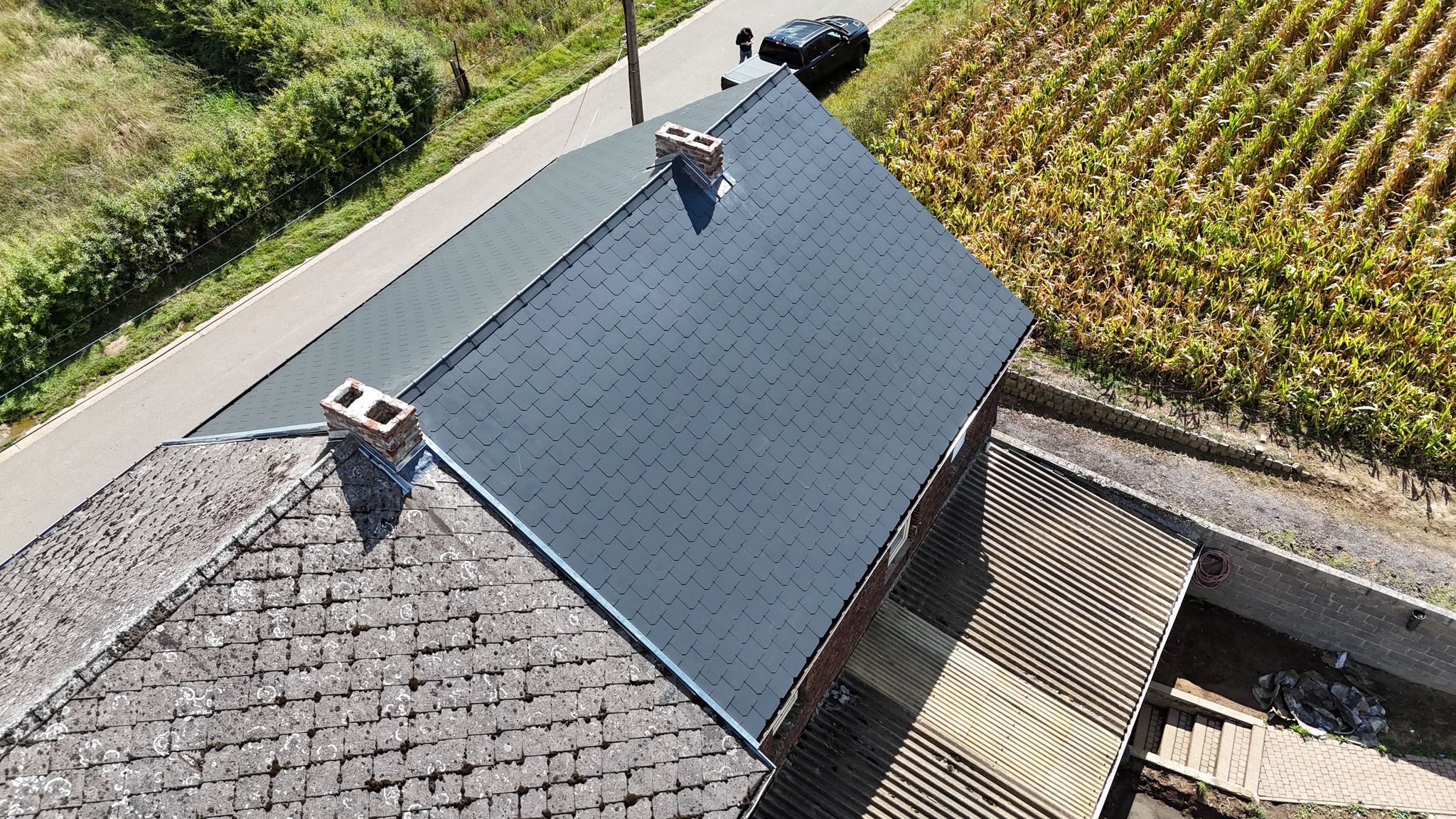 Dakrenovatie Tongeren — Landelijke woning — nieuw leiendak