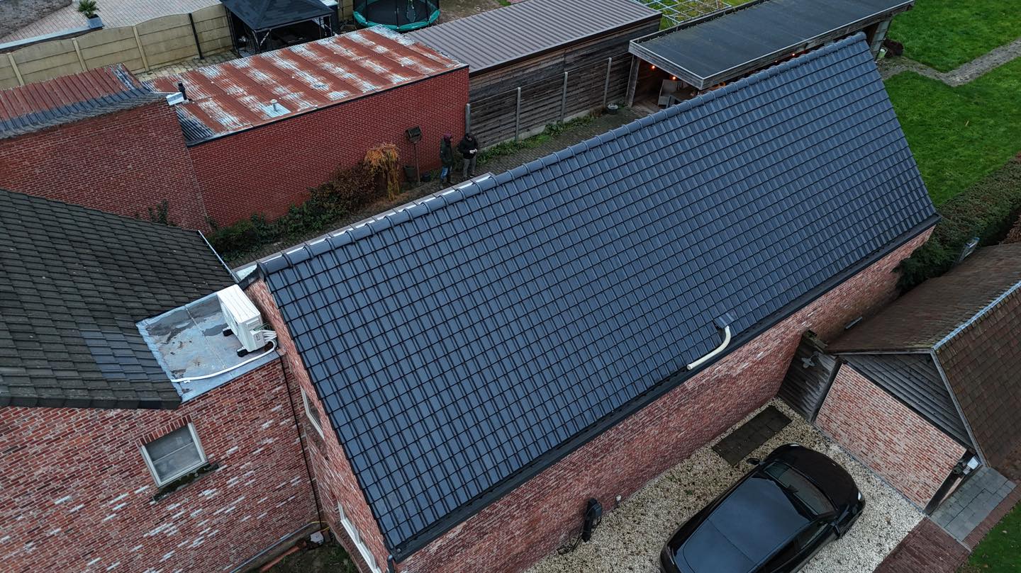 Dakrenovatie Sint-Truiden — Bakstenen aanbouw — antraciete keramische pannen