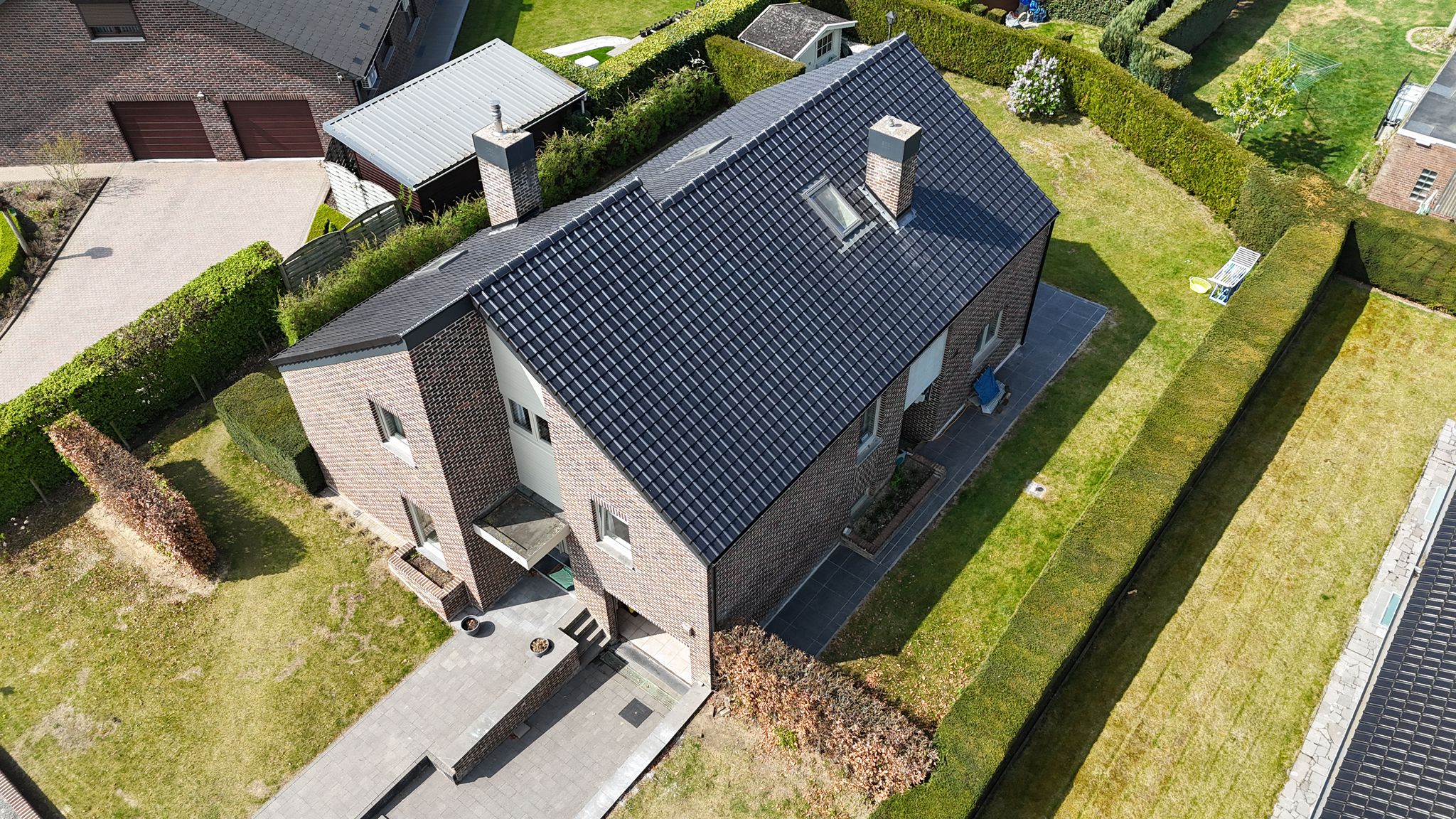Villa met antracietkleurige pannen